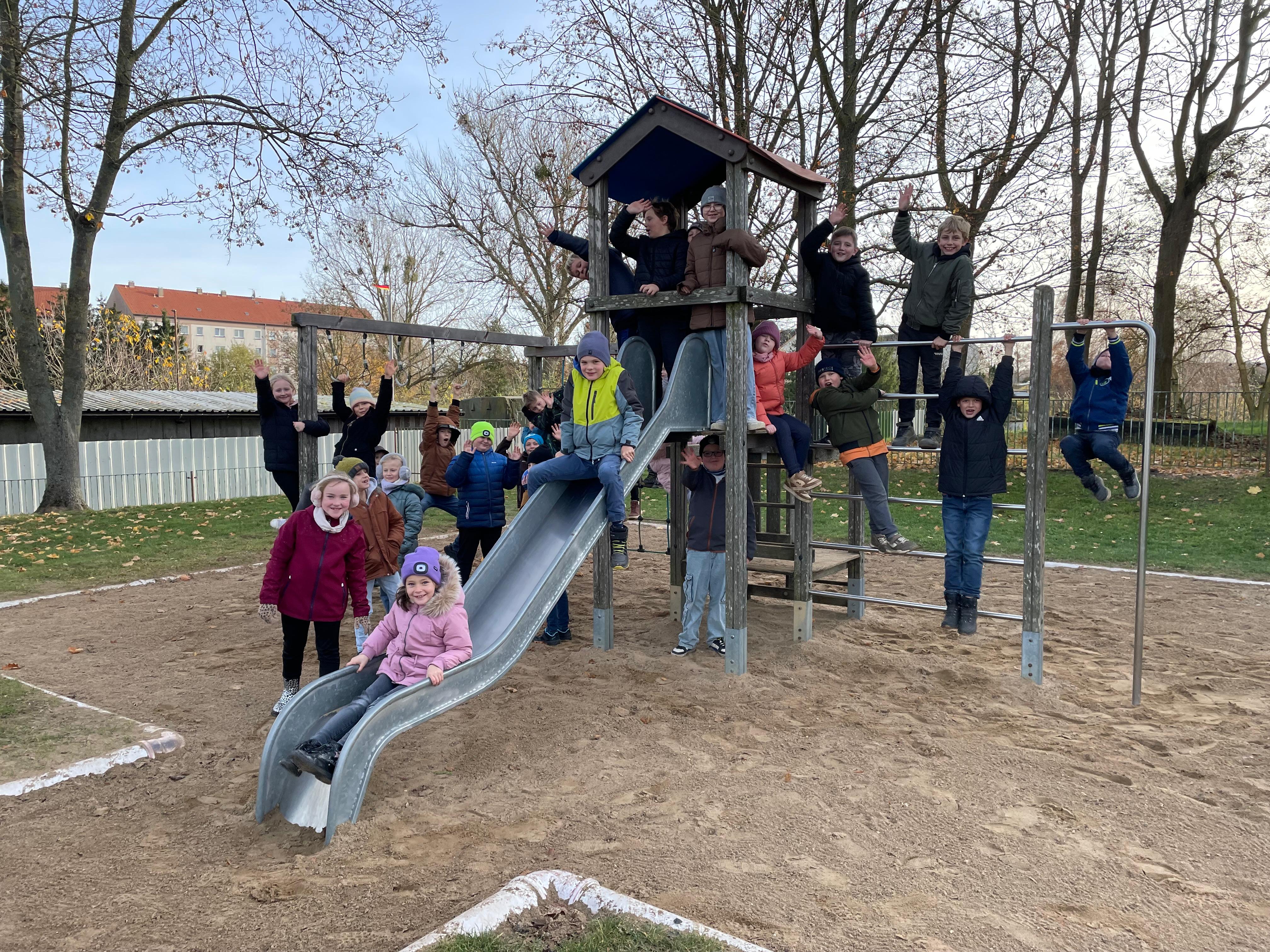 Bild zeigt Kinder auf dem Spielplatz